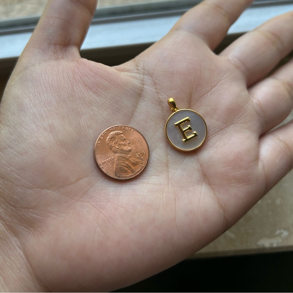 SALE‼️ 18 KARAT INITIAL PENDANT IN MOTHER OF PEARL